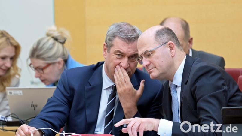 CSU-Chef Söder (links) und Finanzminister Füracker wollen über den Bundesrat die Vereine in Deutschland steuerlich entlasten. (Archivbild) Bild: Malin Wunderlich/dpa