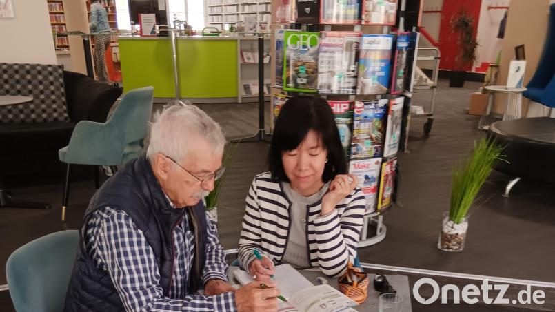 Lernbegleiter Erich Wein mit Tamayo Gretener in der Leseecke der Stadtbibliothek. Bild: Erich Wein