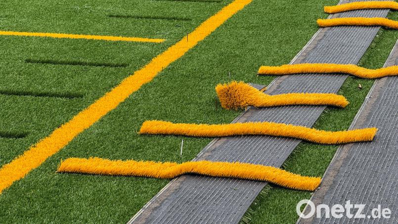 Der neue Kunstrasenplatz im Sportpark Am Schanzl Amberg ist fast fertig. Eingebaut wurden hier erstmals auch gelbe Markierungen für die Footballer des TV 1861. Bild: Petra Hartl