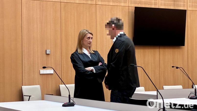 Der 53-jährige angeklagte Unternehmer unterhält sich mit seiner Verteidigerin Stefanie Amann. Bild: jut