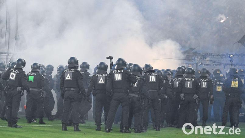 Beim Pokal-Duell zwischen Mannheim und Kaiserslautern gab es heftige Ausschreitungen. (Archivbild) Bild: Uwe Anspach/dpa