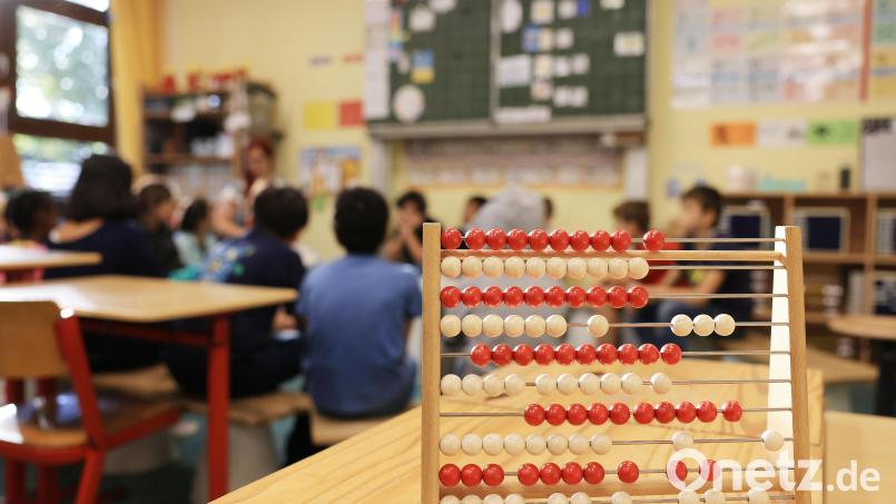 Lesen, Schreiben, Rechnen: Das lernen Erstklässler im Unterricht. Ab diesem Schuljahr haben aber Kinder, die eingeschult werden, einen Anspruch auf Ganztagsbetreuung – auch in Amberg und im Landkreis Amberg-Sulzbach. Symbolbild: Oliver Berg/dpa