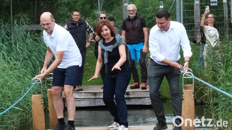 Heimatminister Albert Füracker (links) und Landrat Thomas Ebeling (rechts) hangelten sich über die Wasserstelle im Erlebnispark "Wasser - Fisch - Natur" am Murner See, angefeuert von der stellvertretenden Landrätin und Kreisbäuerin Sabine Schindler (Mitte). Bild: Rudolf Hirsch