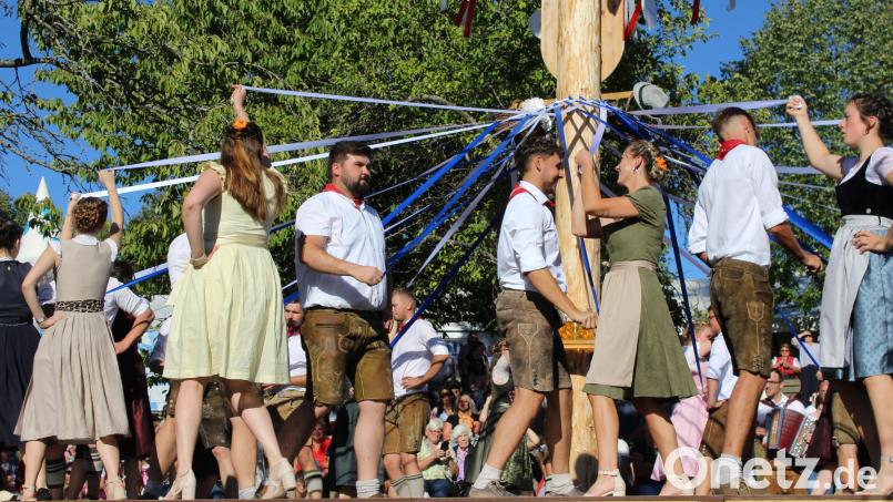 Die Kirwapaare Schwend erfreuten die Gäste mit dem "Bandltanz". Bild: Hans Siess