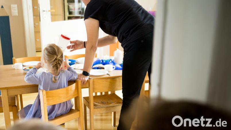 Der Ausbau der Kinderbetreuung wirkt sich der Studie zufolge auch noch nach Ende der Kita-Zeit positiv auf das Einkommen der Mütter aus. (Symbolbild) Bild: Carsten Koall/dpa