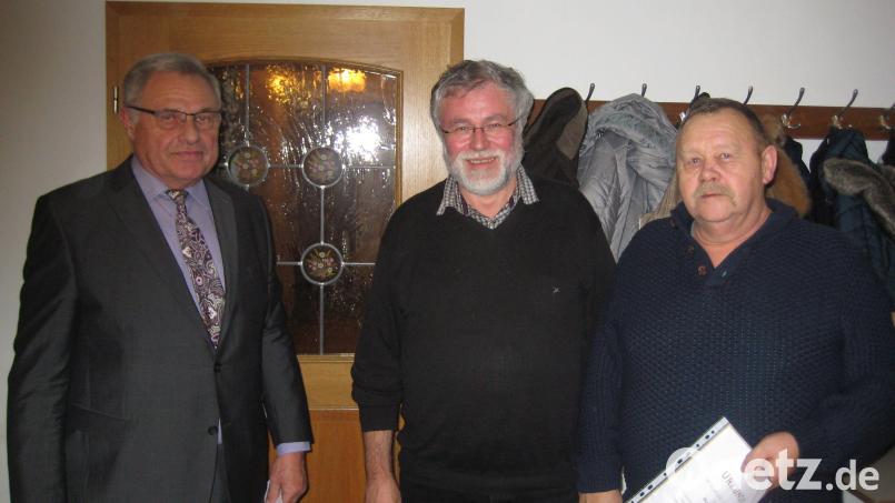 Danken und Gratulieren, das gehört bei der Ambrosiusfeier des Imkervereins zu den Aufgaben von Vorsitzendem Anton Schönberger (von links). „Vergelt’s Gott“, sagte er dem Pressather Stadtpfarrer Edmund Prechtl für den Gottesdienst und die Predigt am Ambrosiustag. Erich Raß aus Apfelbach gratulierte er zur goldenen Ehrennadel für 40-jährige Treue. Bild: gpa