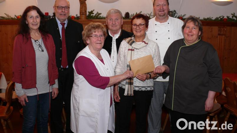 Übergabe der Spende an „Lichtblicke“-Schirmherrin Edith Lippert: Im Bild von links Monika Kunz, Albert Köstler, Maria Bruischütz und Franz Danhauser, Edith Lippert, Thomas und Eva Maria Urbanek. Bild: kgg