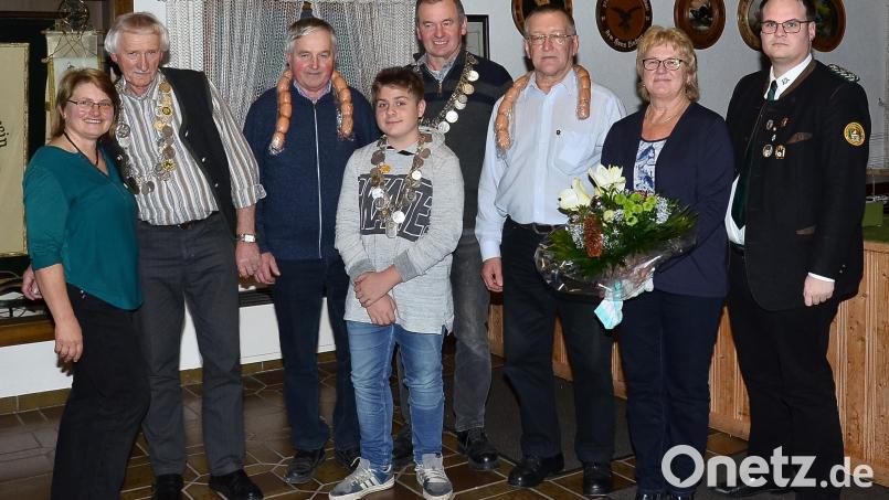 Schützenmeisterin Hildegard Werner (links) kürt mit Gauschützenmeister Stefan Brandmiller (rechts) Johann Schönberger, Franz Wildenauer, Aaron Kleber, Johann Kick, Franz Peintinger und Renate Forster (von links). Bild: fjo