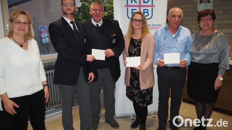 Christine Stangl (links) übergibt mit Marianne Lebegern (rechts) an die Neustädter Ortsgruppe der Wasserwacht Stefan Braunschmid und Wolfgang Siebert (Zweiter und Dritter von links), der Leiterin des Caritas-Altenheims Stefanie Schricker (Vierte von rechts) sowie Heinrich Kammermeier (Zweiter von rechts), von der DRF-Luftrettung, jeweils 250 Euro. Bild: krb