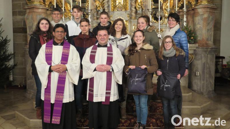 Bei der adventlichen Ministranten Feier dankt Stadtpfarrer Konrad Amschl (vorne, Bildmitte) Pfarrvikar Dr. Joseph Meenpuzhackal, Gemeindereferent Jochen Gößl, Mesnerin Regina Frank, den Gruppenleitern und den beiden Oberministrantinnen Alina Hierlein und Jennifer Zapf (vorne von rechts). Bild: jzk