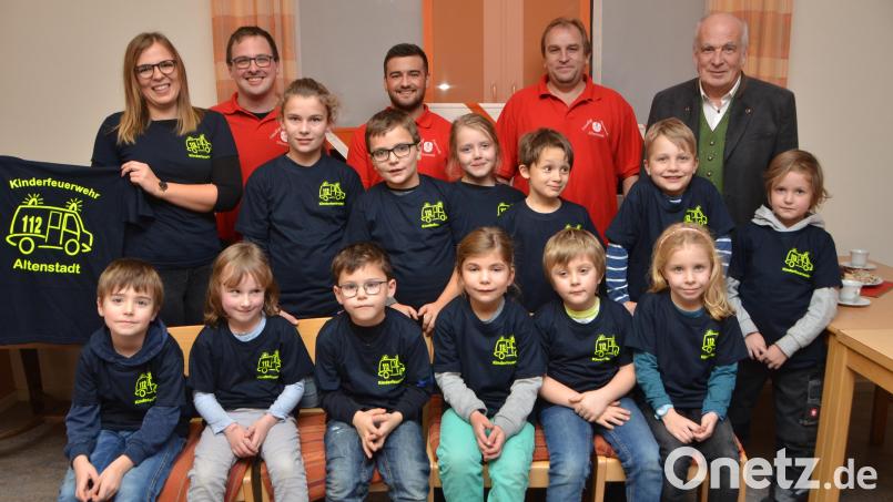 Noch ist die Kinderfeuerwehr nicht offiziell aus der Taufe gehoben. Einheitliche T-Shirts markieren sie aber längst als ein Team. Rebecca Rupprecht (links) leitet die Kinder spielerisch an. Zur ersten Zusammenkunft mit den Eltern kam auch dritter Bürgermeister Johann Gollwitzer (rechts) vorbei. Die Kommandanten Klaus Rupprecht (Zweiter von rechts) und Christoph Gollwitzer (Zweiter von links) sowie Vorsitzender Florian Lukas (Mitte) sind begeistert von der Nachwuchsgruppe. Bild: dob