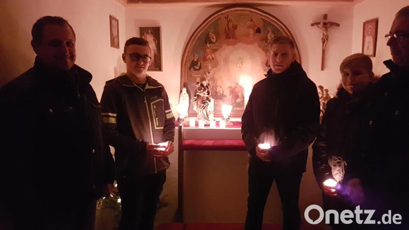 Mitorganisator Georg Schraml und Vertreter der KLJB Thurndorf (von links) bringen die Figur der Gottesmutter in die Kapelle in Obertreinreuth. Bild: hzi