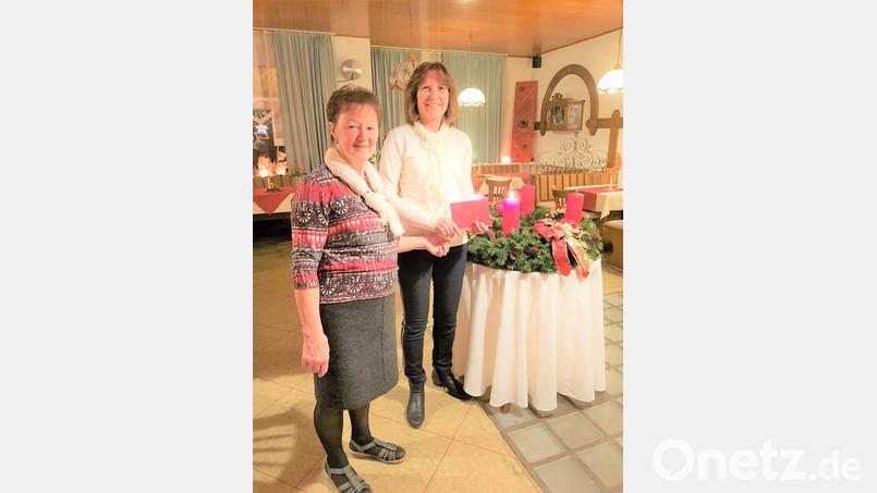 Fanclubleiterin Monika Enslein (links) mit Resi Rewitzer vom Verein Hoffnung für Menschen e. V. bei der Spendenübergabe. Bild: tu Bild: tu