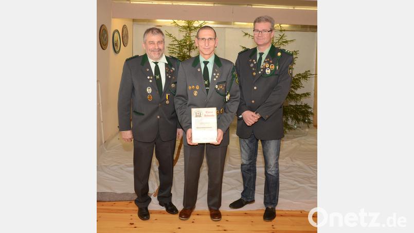 Schützenmeister Werner Grünthaler (links) und sein Stellvertreter Helmut Sperber (rechts) freuen sich mit dem neuen Ehrenschützenmeister Manfred Rubenbauer. Bild: ker