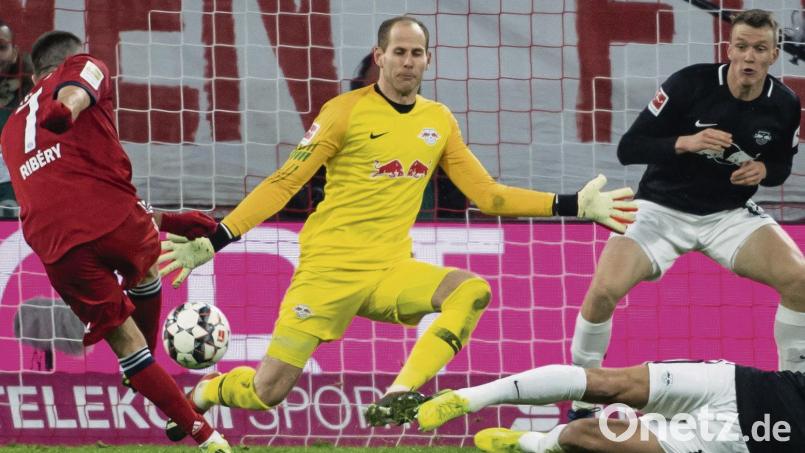 Das war der Siegtreffer kurz vor Schluss: Franck Ribéry (links) drosch den Ball ins kurze Eck. Leipzigs Keeper Peter Gulasci (Zweiter von links) hatte keine Abwehrchance. Bild: agentur_dpa