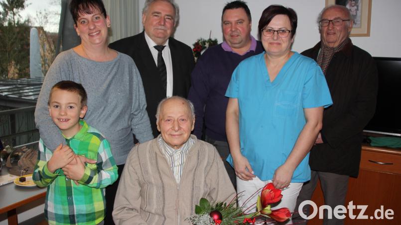 Seinen 90. Geburtstag feierte der gebürtige Mitterteicher Anton Lenk. Unser Bild zeigt ihn vorne sitzend mit Urenkel Raphael, im Kreise seiner Familie und Freunden, sowie 2. Bürgermeister Peter Gold. Bild: kro