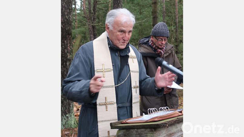 Pfarrer Joachim Kendzia hielt bei der Andacht die Predigt. Dahinter Marterl-Betreuer Wolfgang Nowak. Bild: Hirsch