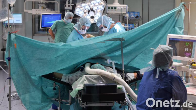 In den neuen Operationssälen der Klinik Lindenlohe wird auf höchstem medizinischen wie technischen Niveau gearbeitet. Bild: exb