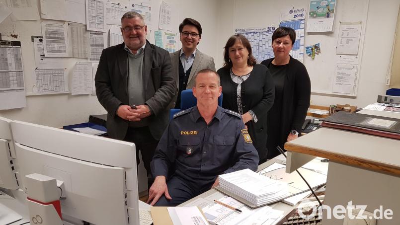 Polizeihauptkommissar Stefan Weinberger (vorne) freute sich über den Besuch von (hinten, von links) Bürgermeister Armin Schärtl, SPD-Kreisvorsitzenden Peter Wein, Bundestagsabgeordneter Marianne Schieder und Evi Thanheiser, Vorsitzende der SPD-Kreistagsfraktion. Bild: Christopher Dotzler