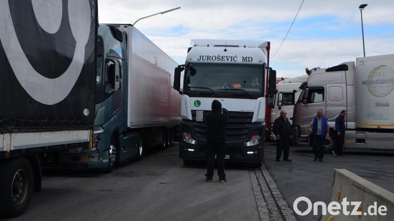 Nichts geht mehr: Brummifahrer parken das gesamte Gelände auf dem Autohof zu. Bei einem Unglück kämen keine Rettungskräfte durch. "Da gibt es Tote", befürchtet Landrat Andreas Meier. Bild: dob