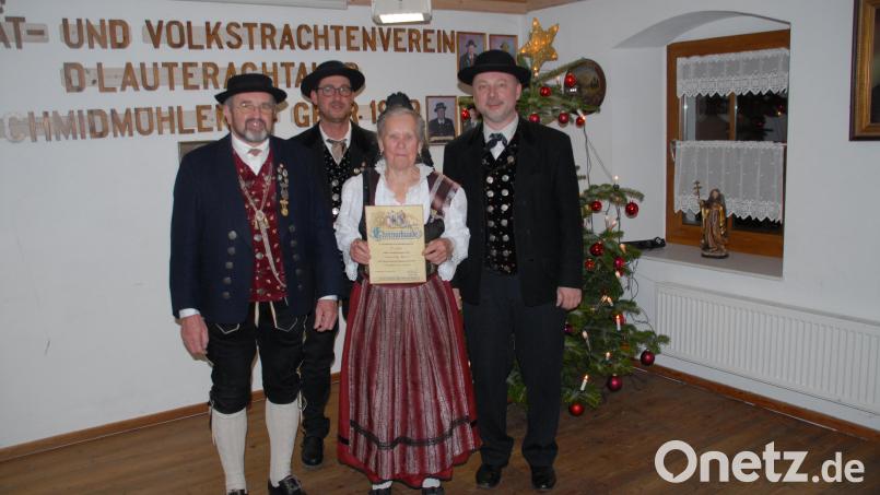Seit 70 Jahren ist Franziska Meier aktive Trachtlerin. Anerkennung zollten ihr dafür (von links) Gauvorsitzender Peter Kurzwart sowie die Schmidmühlener Trachtler-Vorsitzenden Markus Mehringer und Gerald Stauber. Bild: Voigt, Ingrid