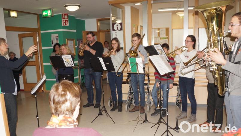Mit Leiterin Christine Forster (links) war der Posaunenchor der evangelischen Kirchengemeinde im Advent auf Tournee. Bild: weu