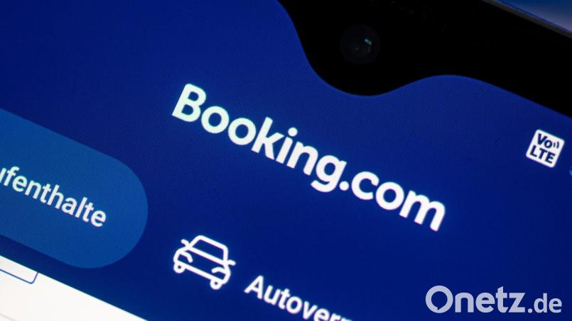 Über Booking können zum Beispiel Übernachtungen in Hotels gebucht werden. (Archivbild) Bild: Fabian Sommer/dpa
