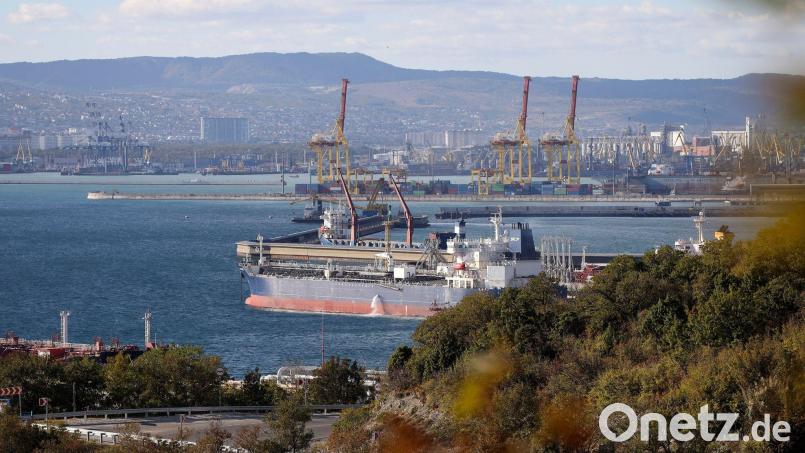 Der russische Schwarzmeerhafen Noworossijsk ist immer wieder Ziel ukrainischer Drohnenangriffe. (Archivbild) Bild: ---/AP/dpa