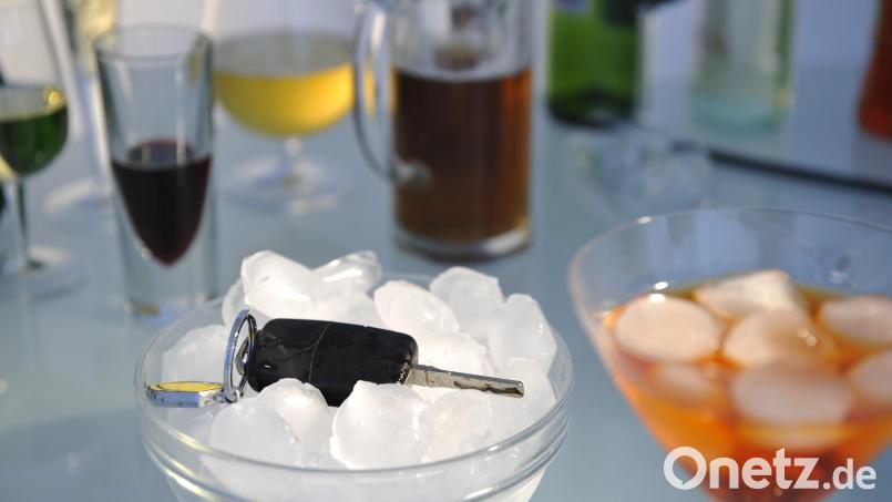 Nie eine gute Idee: Alkohol und Auto. Bild: HUK-Coburg/Hagen Lehmann