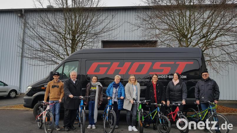 Zwei Ghost-Mitarbeiter übergeben die Räder an den Leiter des Sozialdienstes Peter Gold (Zweiter von links) und Jugendamtsleiter Emil Slany (rechts). Bild: Landratsamt Tirschenreuth, Peter Gold