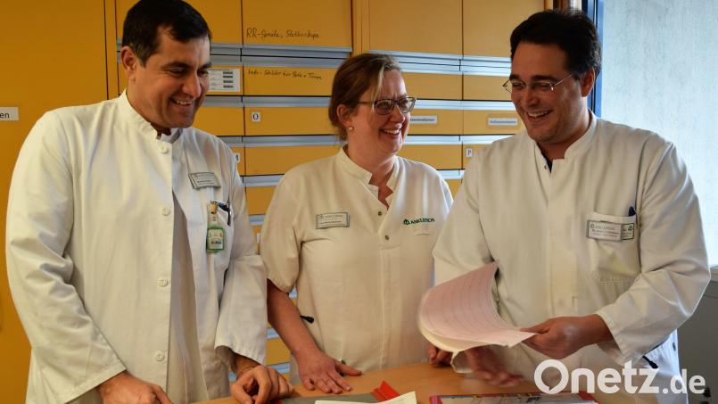 Stanislav Fezev (links) komplettiert das Team der Inneren Medizin an der Asklepios-Klinik in Oberviechtach. Mit im Bild ärztlicher Direktor Dr. Christian Glöckner und Funktionsoberärztin Eva-Maria Zitzmann. Bild: Bernhard Krebs