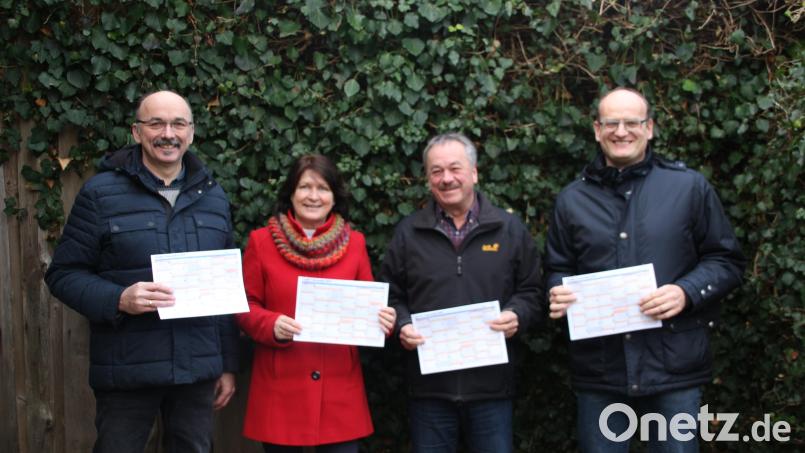 Die Vorsitzende der Freien Wähler Kastl Elisabeth Streng sowie ihr Stellvertreter Walter Zimmermann (links) stellen das Kastler Kalenderblatt 2019 vor, das Michael Kraus (Zweiter von rechts) und Gerhard Dobmeier (rechts) erstellt haben. Bild: exb