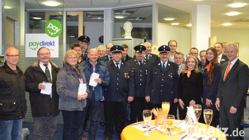 Vorstand Robert Stahl überreicht mit seinen Mitarbeitern Gerhard Uschold, Annalena Kiesl und Isabella Steiner (von rechts) mit Geldscheinen gefüllte Kuverts. Bild: fjo