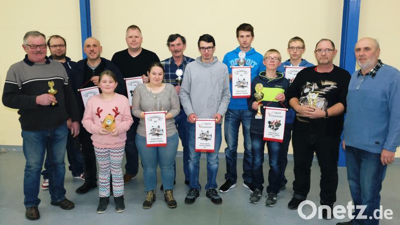 Mit Meisterschaftswimpeln und Pokalen ehrte der Kleintierzuchtverein Speinshart und Umgebung im Züchterheim in Tremmersdorf die Sieger des Zuchtjahres 2018. Unser Bild zeigt die Geehrten mit Vorstand Josef Kaufmann (li) und Ausstellungsleiter Alexander Böhm (re). Bild: do