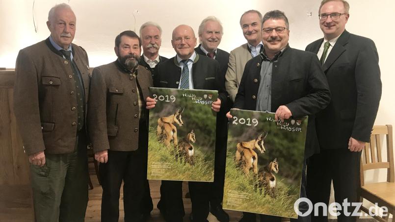 Die Runde präsentiert auch gleich den neuen Kalender „Wald, Wild, Wasser“, den die Jäger mit den Fischern herausgeben. Von links Dr. Günther Baumer, Armin Joscht, Franz Brunner, Josef Wutz, Albert Robold, Walter Faltl, Hans Holler und Alexander Flierl. Bild: exb