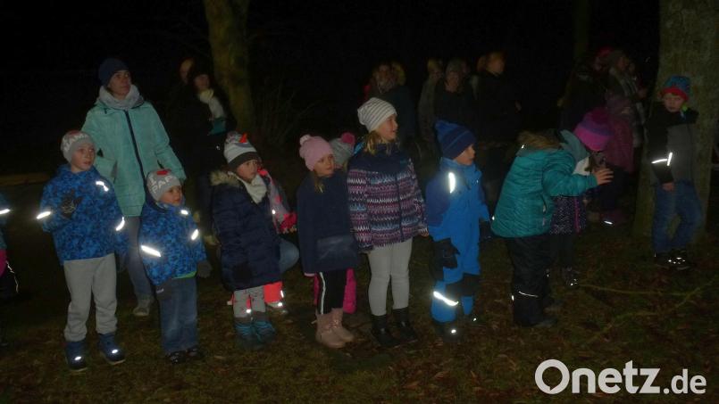 Die Kinder machten sich in gespannter Erwartung auf die Suche nach dem Christkind. Bild: mad