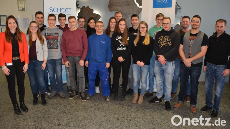 Personalleiter Carsten Heine (rechts) und Ausbildungsleiterin Anja Eckert (links) überreichten die Geldprämien für hohe Leistungsbereitschaft an die Schott-Auszubildenden. Der Lohn war eine abschließende Fahrt zum Regensburger Weihnachtsmarkt. Bild: jr