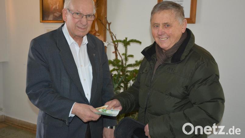 Organisator Toni Krämer (rechts) überreicht an Kapplpfarrer Pater Friedhelm Czinczoll eine Spende in Höhe von 250 Euro. Bild: jr