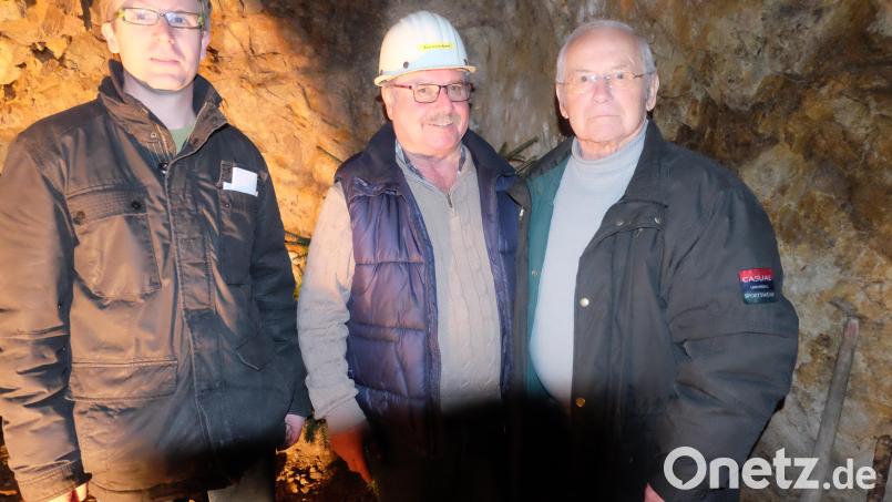 Im beengten Versuchsstollen neben dem verfüllten Schacht „Erna“ stellen sich Vorsitzender des Bergknappenvereins Stulln/Schwarzenfeld, Jürgen Ferschl (links) und ehemaliger Bergmann und Ehrenmitglied Hermann Neidl (rechts) mit dem Eigentümer des Grubengeländes, Hans Obendorfer (Mitte), zum Erinnerungsfoto. Bild: ohr