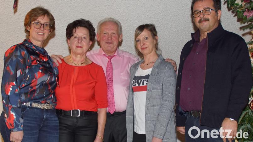 Margareta und Hans Brunner mit den Töchtern Roswitha (links) und Simone. Zum 50. Hochzeitstag gratuliert auch Bürgermeister Manfred Dirscherl. Bild: mmj