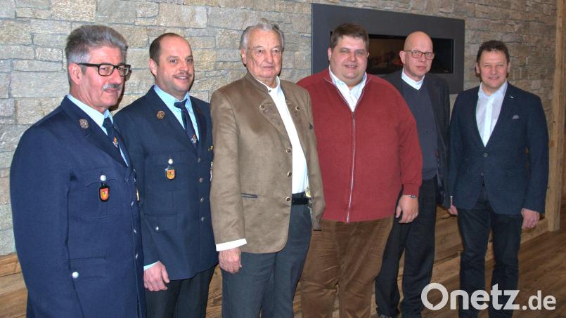 Der fitte Neunziger mit einigen Gratulanten (von links): Andreas Geitner und Georg Graf (Feuerwehr Illschwang), Jubilar Hans Maul, Bürgermeister Dieter Dehling, Pfarrer Thomas Schertel und Raiffeisen-Vorstandsmitglied Erich Übler. Bild: no