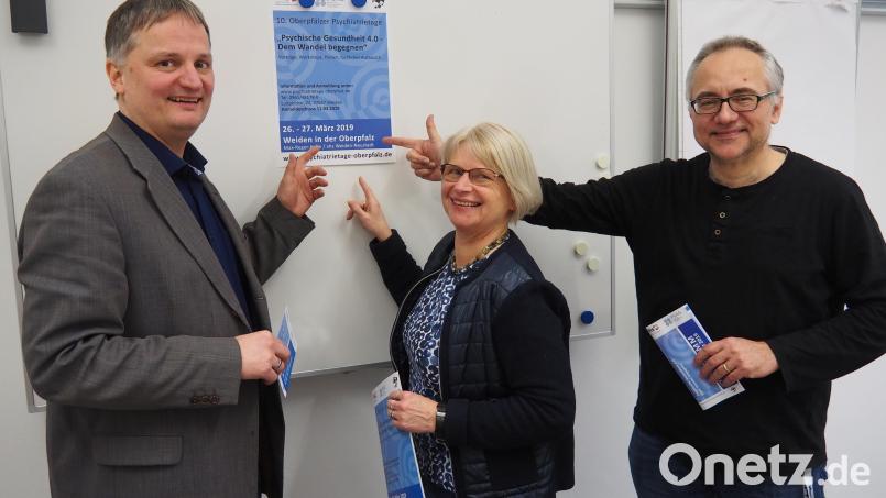 Das Programm der 10. Oberpfälzer Psychiatrietage ist fertig. Thomas Fehr, Leiter der Vorbereitungsgruppe, sowie die VHS-Fachbereichsleiter Angelika Meindl und Harald Krämer (von links) präsentieren es. Bild: Bühner