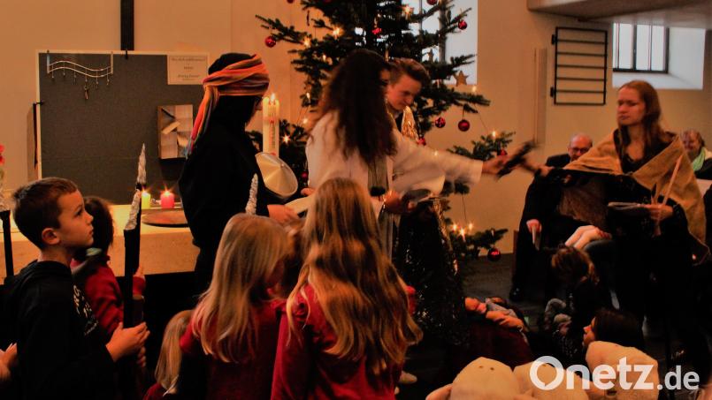 Die Jugendleiter der Erlöserkirche gestalteten mit und für die Kinder ein ungewöhnliches Krippenspiel. Bild: exb
