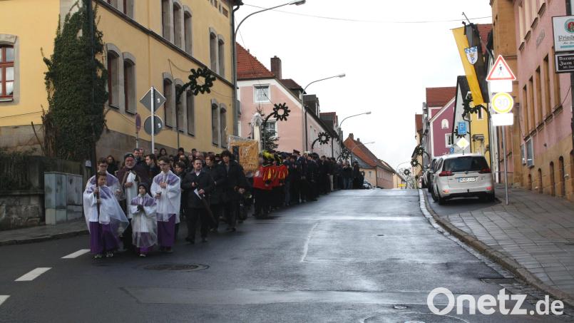 Trauerbeflaggt war das Pressather Rathaus, als ein langer Trauerzug dem am 18. Dezember verstorbenen Stadtrat Norbert Höfer das letzte Geleit gab. Bild: bjp Bild: bjp