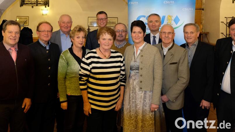 Bei der Jahresabschlussfeier der CSU-Ortsverbände Hirschau, Ehenfeld und Massenricht, der Frauen Union und Jungen Union wurden Mitglieder des Ortsverbandes Hirschau für ihre Treue zur CSU geehrt. V. l.: 3. Bürgermeister Peter Leitsoni, Fraktionsvors. Dr. Hans-Jürgen Schönberger, Altbürgermeister Hans Drexler (35 J.), Rosi Schönberger (35 J.), Bürgermeister Hermann Falk, Heidi Flierl (45 J.), Reinhold Birner (10 J.), Ortsvors. Birgit Birner, MdL Dr. Harald Schwartz, Andreas Schert (25 J.), Richard Birner (25 J.) und Martin Meier (35 J.). Bild: u