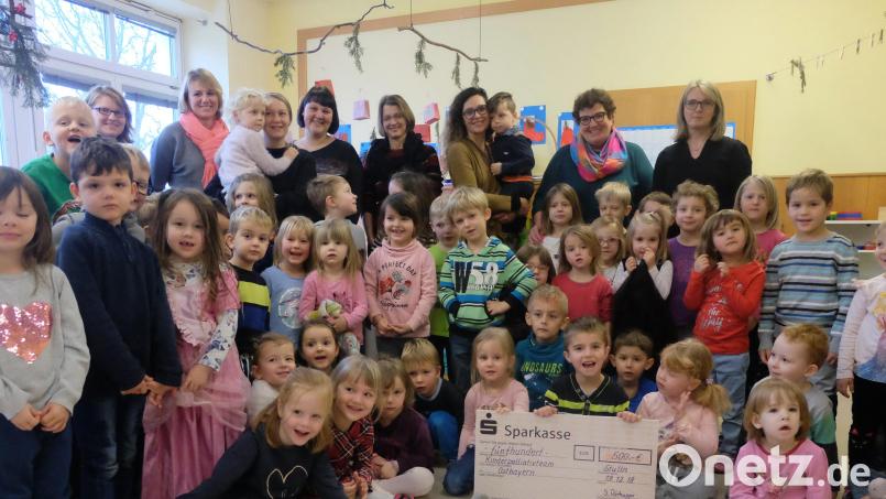 Der Kindergarten Stulln spendete an das Kinderpalliativteam Ostbayern am Klinikum St. Marien Amberg den ansehnlichen Betrag von 500 Euro. Der Spendenaufruf zur Martinsfeier erbrachte 300 Euro. Der Elternbeirat legte aus dem Verkaufserlös noch 200 Euro dazu. Im Bild (hinten von rechts) Leiterin Sonja Reitinger und Kinderkrankenschwester Karin Borchers sowie Elternbeiratsmitglieder. Bild: ohr