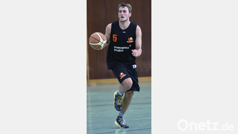 Tobias Merkl schied in Schwandorf mit Verdacht auf Rippenbruch aus. Bild: Alfred Schwarzmeier
