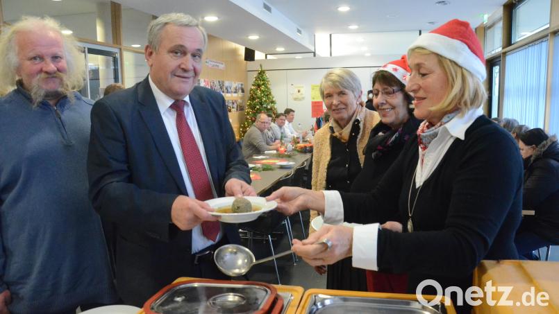 Auch Oberbürgermeister Kurt Seggewiß lässt sich zum Jubiläum der Adventslichtspeisung seine Leberknödelsuppe schmecken. In der Mitte Initiatorin Dr. Renate Freuding-Spintler. Bild: Kunz