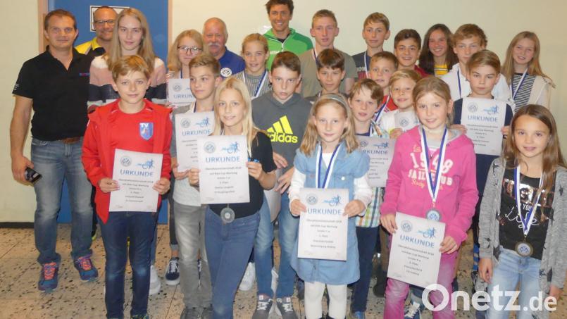 Die erfolgreichen Sportler bei der Siegerehrung des Kids-Cups 2018 in Kümmersbruck mit den Jugendleitern des BTV-Bezirks Oberpfalz, Harald Kaunz (links) und Christian Betzlbacher (rechts daneben), dem Vorsitzenden des BTV-Bezirks Oberpfalz, Gerd Rucker (hinten, Fünfter von links), und Profi-Triathlet Sebastian Neef (rechts daneben). Bild: Heiko Schneider