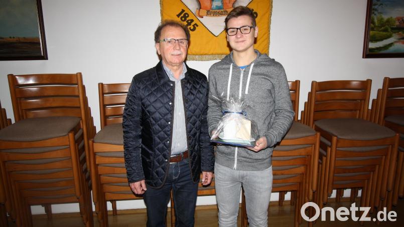 Bürgermeister Werner Walberer zeichnet Adrian Szymanek aus. Bild: bjp